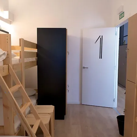 Guitar Hostel *