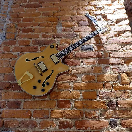 Guitar Hostel