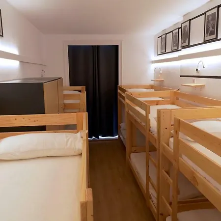 Guitar Hostel *